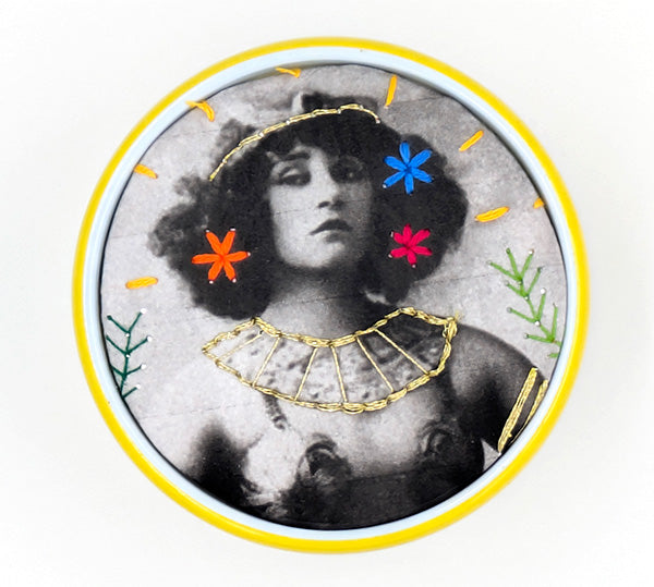 Cadre brodé "Mata-Hari"
