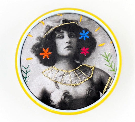 Cadre brodé "Mata-Hari"